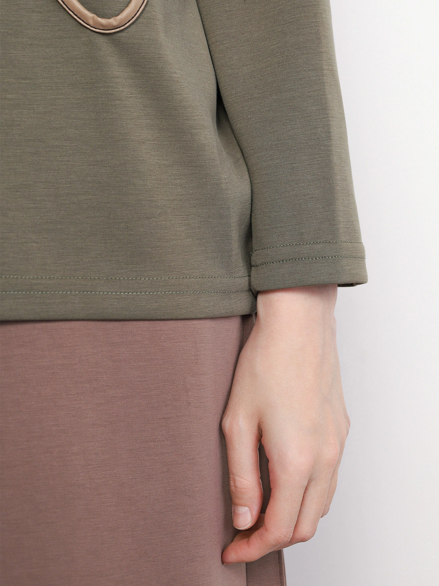 Джемпер цвета хаки с декоративной контрастной отделкой